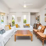 Danae Villa Ajía Nápa
